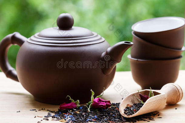 <strong>芬芳</strong>的草药茶，花瓣，水壶和杯子