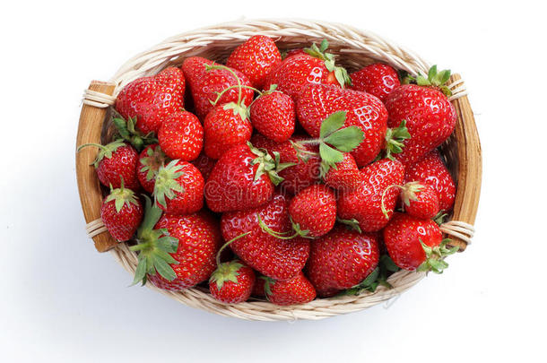 新鲜<strong>草莓</strong>在<strong>篮子中</strong>分离在白色背景上。