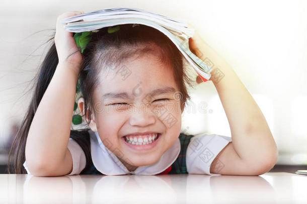 教育和学校概念亚洲（日本，中国，韩国）漂亮的女孩拿着一本书和阅读