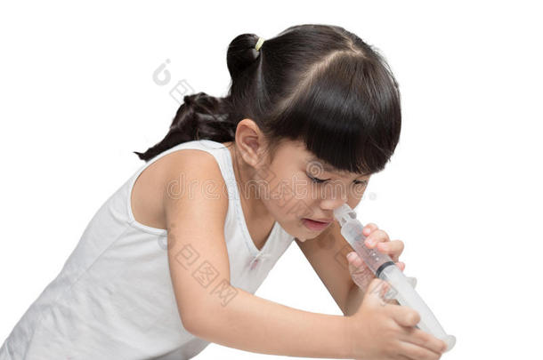 一名生病的儿童在白色背景下进行盐水鼻腔清洗