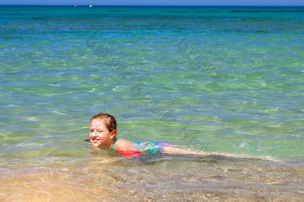 女孩在克雷坦海、巴厘岛、克里特岛放松和洗澡