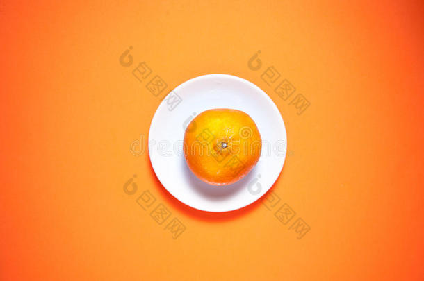 新鲜橙汁和果汁在橙色背景桌子上。