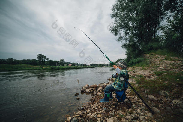 男孩在河边钓鱼