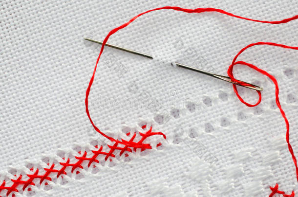 <strong>手工刺绣</strong>片段由画布上红白色的丝线。
