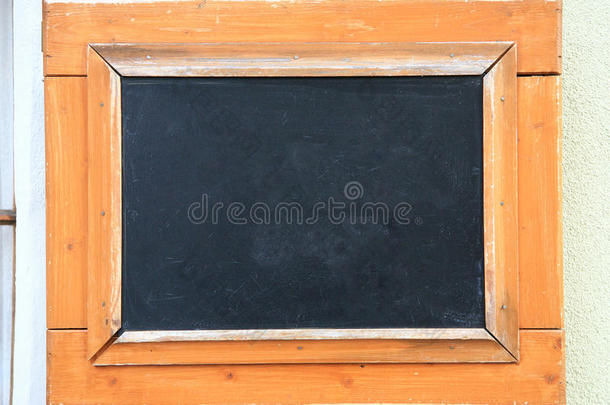 黑板，宽的木框安装在墙上