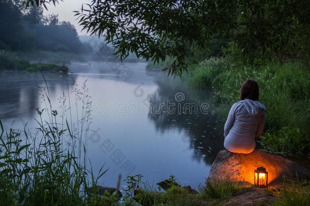 俄罗斯列宁格勒地区海滩夜河上的一个怀孕女孩