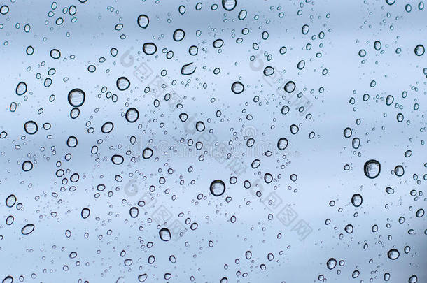 蓝色玻璃背景上的雨滴，背面的雨滴