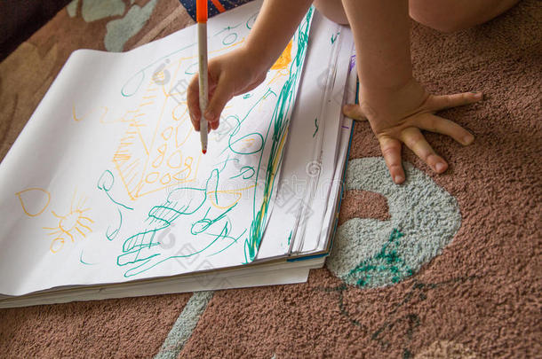 孩子在纸垫上画画
