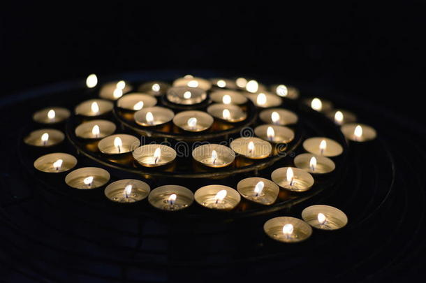 晚上燃烧的蜡烛。 浪漫的蜡烛。 抽象蜡烛背景。