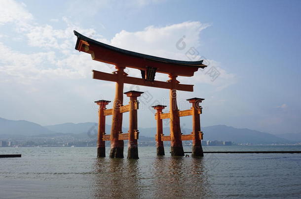 漂浮的橙色神道圣地宫岛在广岛地区，日本在它的日本岛日落