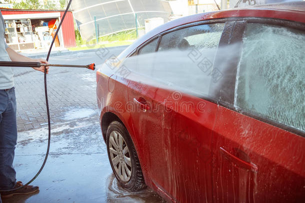 无触点洗车自助服务。