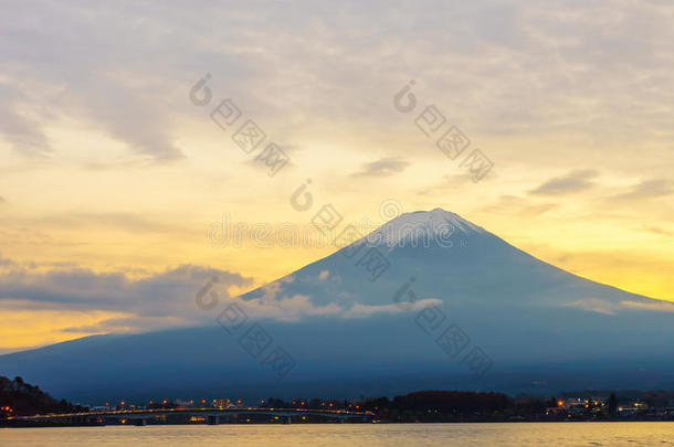。 富士山日落，日本
