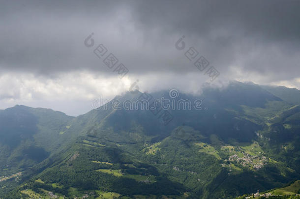 布鲁马诺村和黑云在莱塞恩射程东侧，意大利