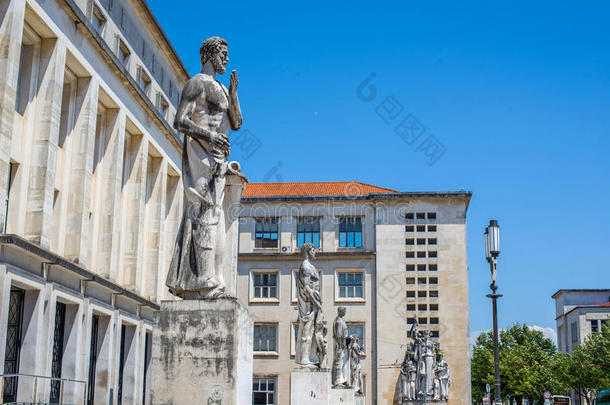 葡萄牙科英布拉大学的德莫斯特尼斯雕像。