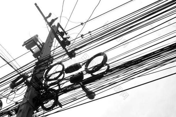电子和电缆线黑白