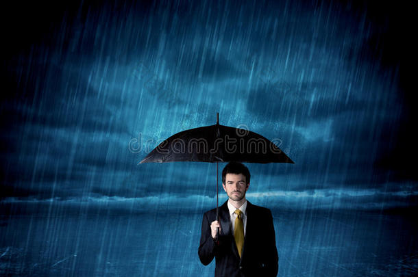 <strong>雨中撑伞</strong>的商人