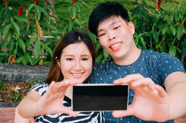 亚洲夫妇在户外公园场景中自拍照片-爱情
