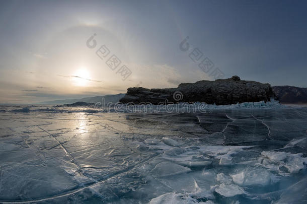 晕效<strong>应对</strong>贝加尔湖冰冻的影响。 埃伦卡岛，贝加尔湖，我