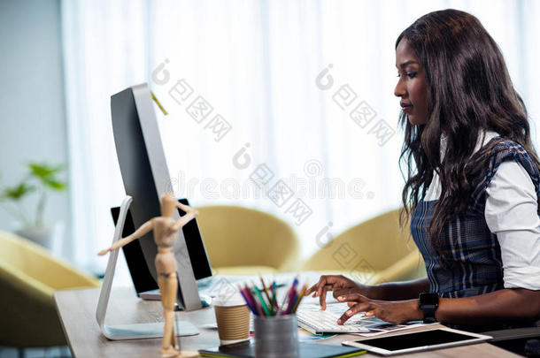 女商人用电脑