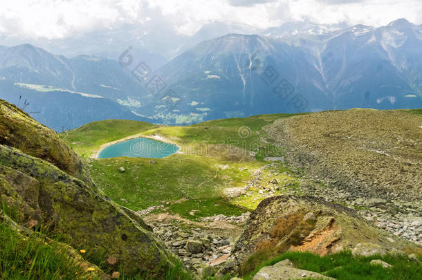 美丽的田园阿尔卑斯山景观与湖泊和山脉在夏天