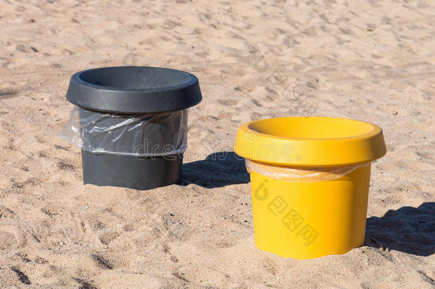海滩上的垃圾容器