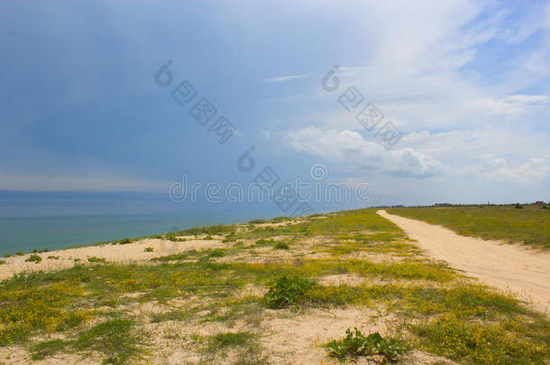 平静的大海，美丽的海滩。 平静的大海，大海和完美的天空。 美丽的海滩