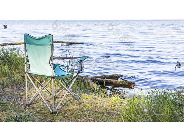海边有扶手椅的野营场所