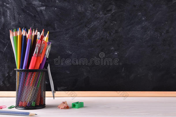 书桌与学校工具和黑板位置正确的标题