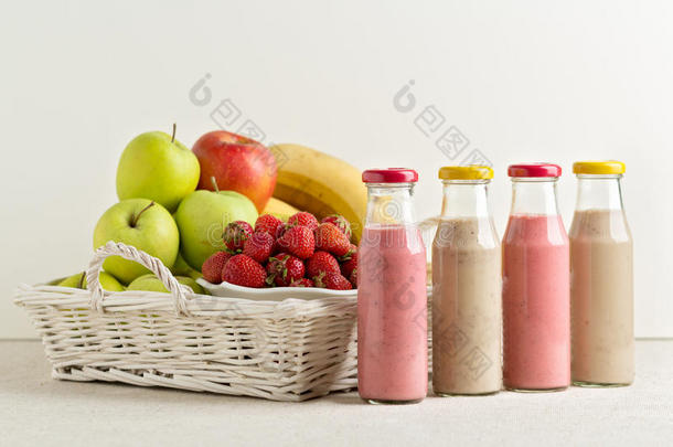 水果篮和草莓和香蕉冰沙放在玻璃瓶里。