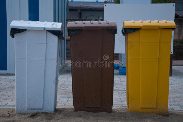 白色、棕色和黄色的垃圾桶