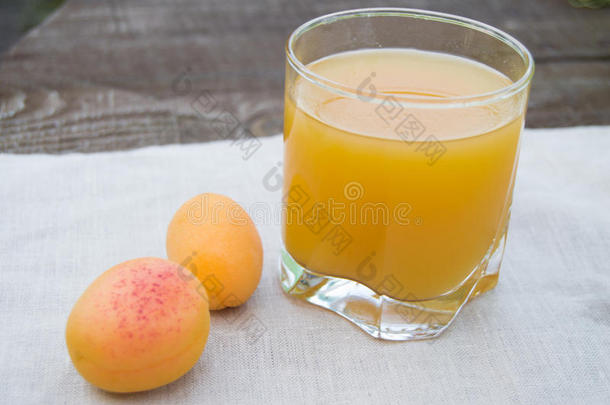 杏汁在玻璃杯里，新鲜水果在餐巾上