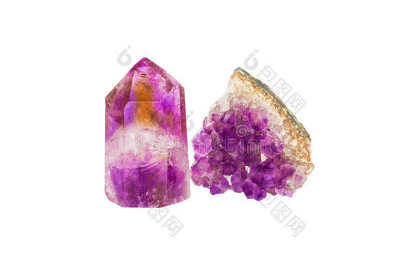 天然宝石紫水晶晶体。 在白色背景上隔离