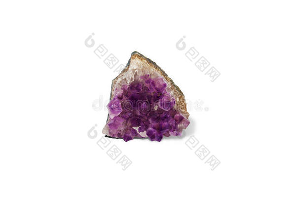 天然宝石紫水晶晶体。 在白色背景上隔离