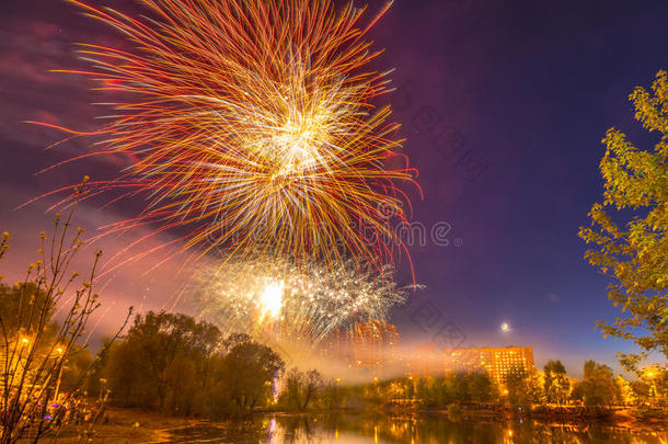 在俄罗斯城市的一个池塘上燃放庆祝烟花