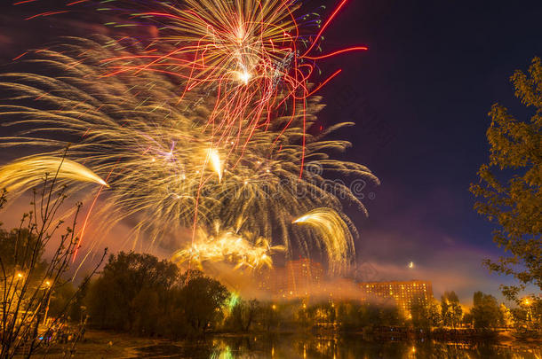 在俄罗斯城市的一个池塘上燃放庆祝烟花