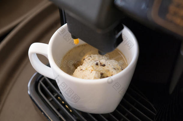咖啡机用冰淇淋煮热咖啡