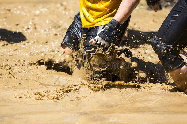 极限运动挑战泥泞的水