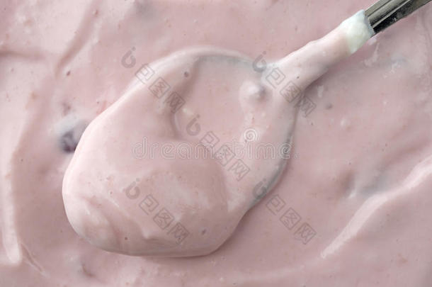 <strong>用勺子</strong>近距离观看黑樱桃希腊酸奶