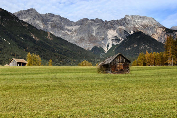 高山小屋在山上的乡村秋季景观。 米<strong>明</strong>格高原，奥地利，欧洲