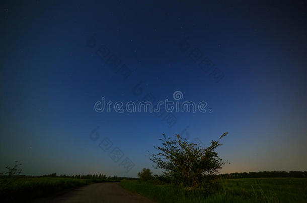 星空背景下的乡村道路。