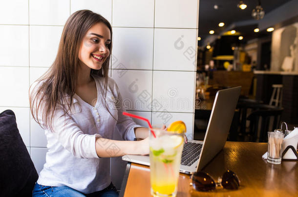 女孩在咖啡馆用笔记本电脑和新<strong>鲜饮</strong>料