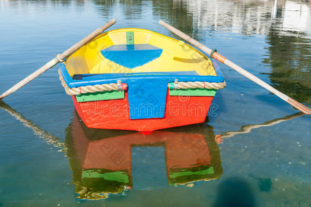 色彩鲜艳的橡皮艇反射在水中