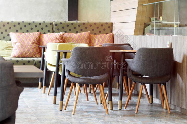 干净清晰的自助餐厅食堂餐厅设计与复古风格的椅子
