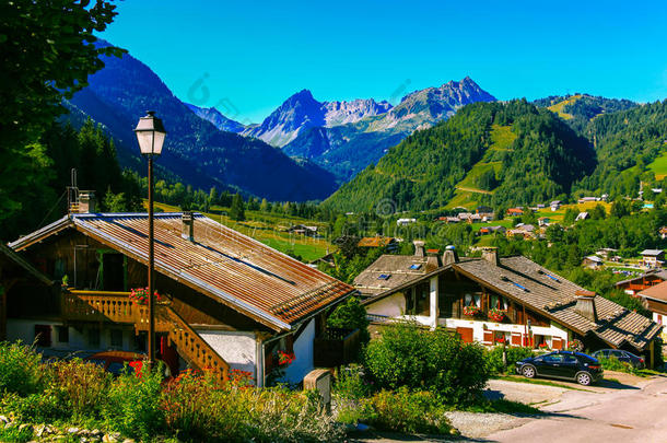 法国阿尔卑斯山谷美丽的风景村