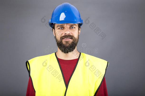 一位带蓝色安全帽的自信工程师的特写肖像