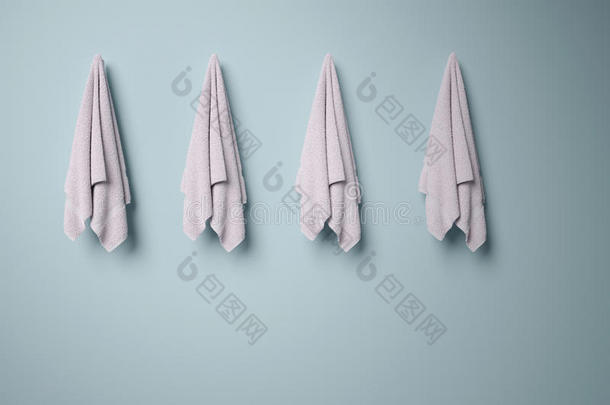 四条干净的白色毛巾挂在蓝色的粉墙上，光影，共空间，三维渲染