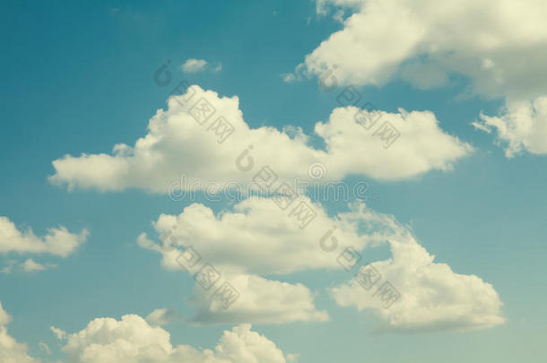 多云的天空夏季时间景观。 田园诗般的背景概念。 复古色彩色调效果摄影