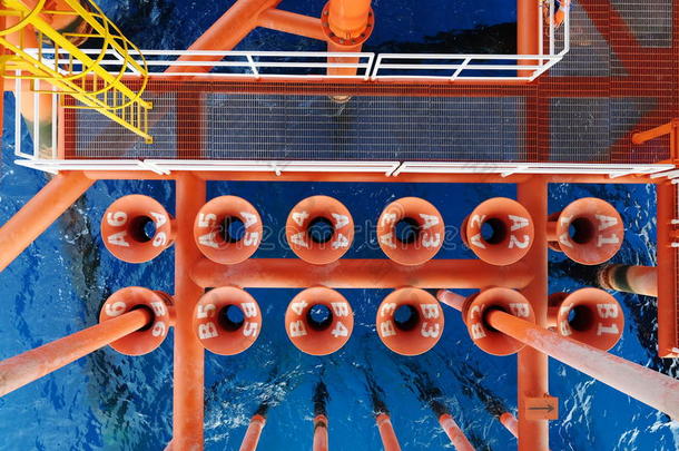 海洋平台油气生产缝