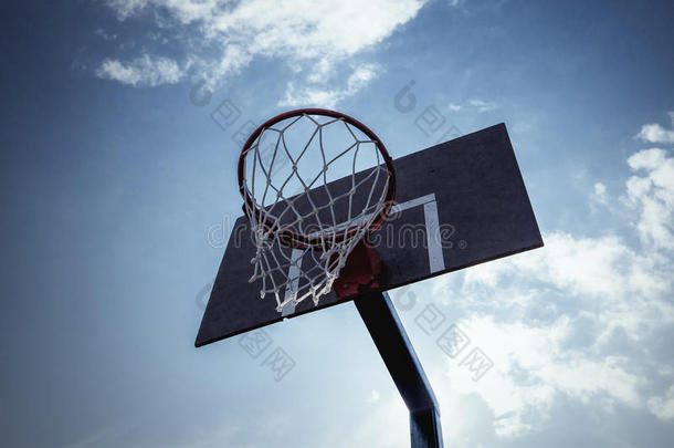 篮球篮篮在天空背景