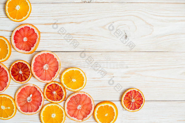 柑橘类水果在木桌背景与复制空间。